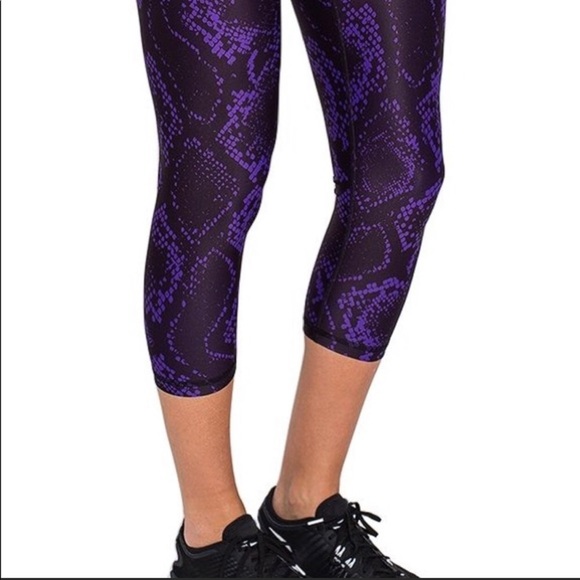 Plus Size 3X Purple Snake Skin Athletic Crops Yoga Capris Silver Icing - Picture 2 of 7